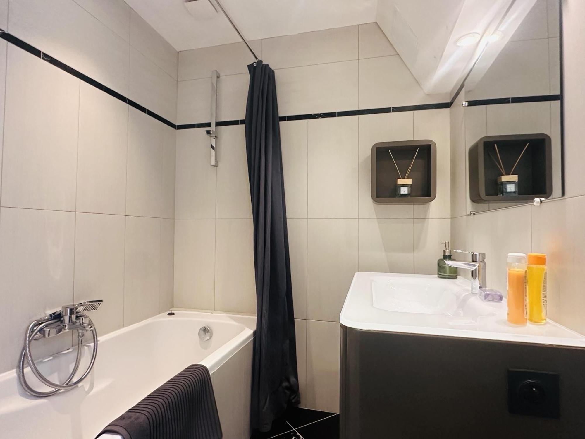 One Bedroom With A Sea View Right By The Croisette Beaches And The Center Of Cannes. - 2287 Apartamento Cannes