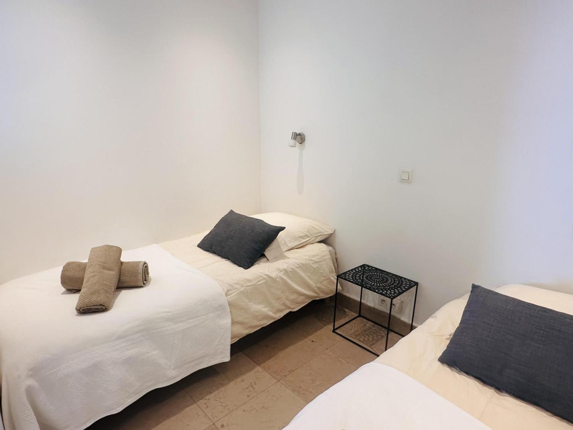 One Bedroom With A Sea View Right By The Croisette Beaches And The Center Of Cannes. - 2287 *