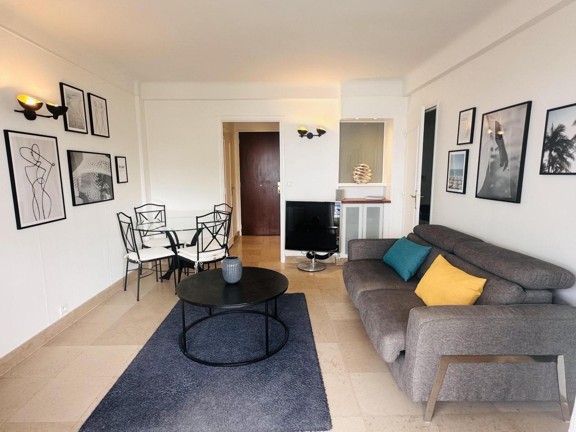 One Bedroom With A Sea View Right By The Croisette Beaches And The Center Of Cannes. - 2287